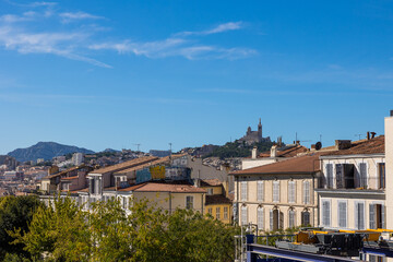 Fototapeta na wymiar Vue sur la Basilique Notre-Dame de la Garde depuis Esplanade de la Gare Saint-Charles de Marseille