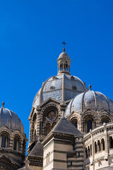 Fototapeta na wymiar Vue sur les dômes de la Cathédrale La Major de Marseille depuis l'arrière