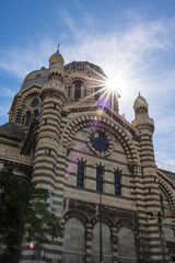 Fototapeta na wymiar Rayons de soleil sur la Cathédrale La Major de Marseille