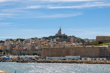 Fototapeta na wymiar Basilique Notre-Dame de la Garde depuis les quais du Vieux-Port à Marseille