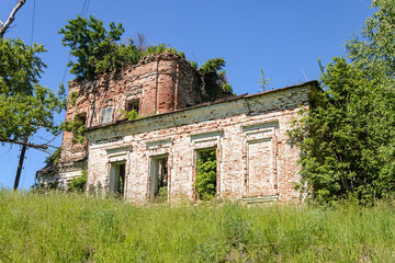 Fototapeta na wymiar an abandoned Orthodox church.