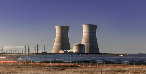 Nuclear power plants and solar panels in California against a blue sky © 2meart Com/Wirestock Creators