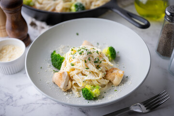 fettucine alfredo with broccoli and chicken