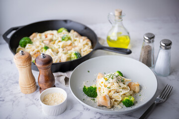 fettucine alfredo with broccoli and chicken