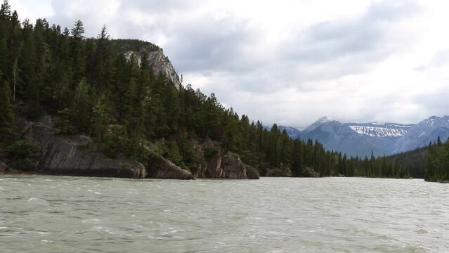 La rivi&egrave;re Bow est une rivi&egrave;re &agrave; Banff, Alberta, Canada	