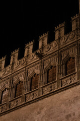Arquitectura antigua en la noche