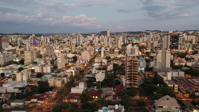 Vista de drone sobrevoanda a cidade de Chapec&oacute;, Santa Catarina, Brasil. Cena produzida ao entardecer.