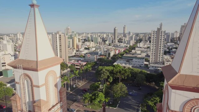 Vista de drone sobrevoanda a cidade de Chapec&oacute;, Santa Catarina, Brasil. Passando pelas torres da Catedral Santo Ant&ocirc;nio em dire&ccedil;&atilde;o &agrave; cidade.
