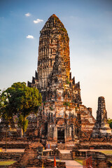 Obraz premium Wat Chaiwatthanaram ruin temple in Ayutthaya, Thailand