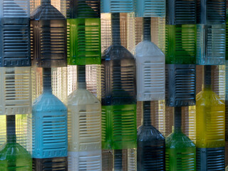 Raumteiler aus Plastikflaschen - obrazy, fototapety, plakaty