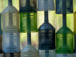 Raumteiler aus Plastikflaschen - obrazy, fototapety, plakaty