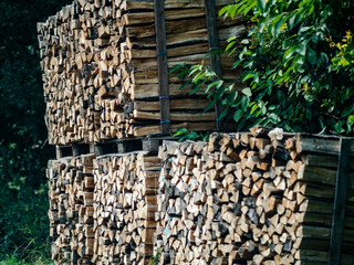 Brennholzlager im Freien © focus finder