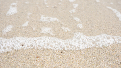 瀬戸内海の波打ち際の砂浜と波の泡