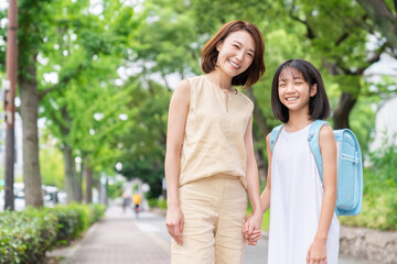 笑顔の親子　通学　ランドセル