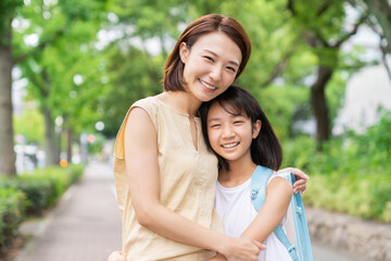 Naklejka premium 笑顔の親子 通学 ランドセル