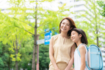 Naklejka premium 笑顔の親子 通学 ランドセル