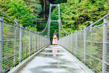 吊り橋を渡る女性