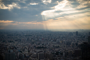Fototapeta premium 大都市と天使のはしご