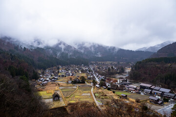 岐阜県白川村 雨の白川郷、合掌造り集落の風景　