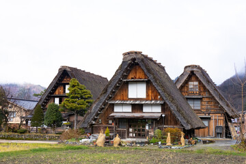 Fototapeta na wymiar 岐阜県、雨上がりの白川郷、合掌造り集落の風景