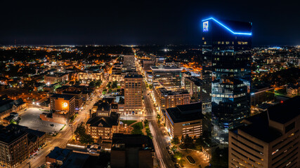 Aerial photograph of the Lexington, Kentucky skyline at night with the city alite. - obrazy, fototapety, plakaty
