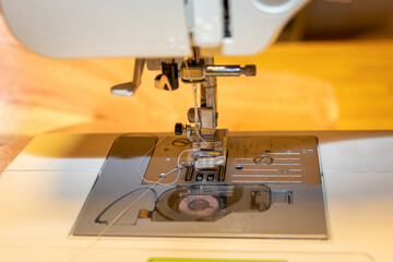 白い糸が通されたミシンの針