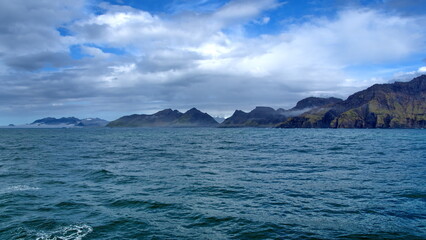 Obraz premium Mountains covered in lush vegetation near Jason Harbor, in South Georgia Island