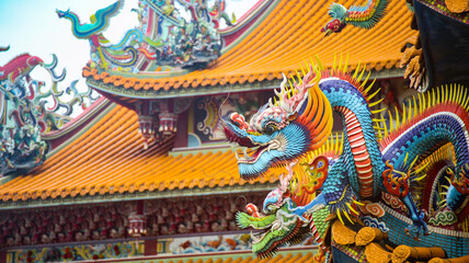 Fototapeta na wymiar close-up of dragon sculpture on Chinese temple roof