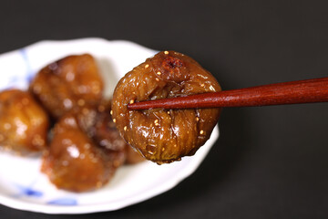 イチジクの甘露煮を食べる