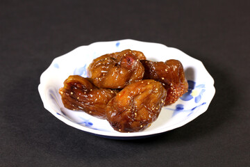 皿に盛ったイチジクの甘露煮