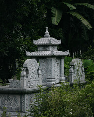 Obraz premium Ninh Binh, Vietnam - August 6th, 2022 : a traditional vietnamese tomb surrounded by green plants