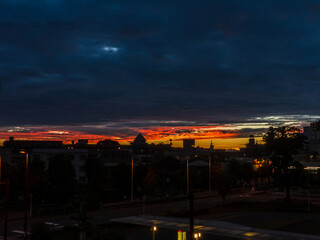 雲の切れ間から朝焼け