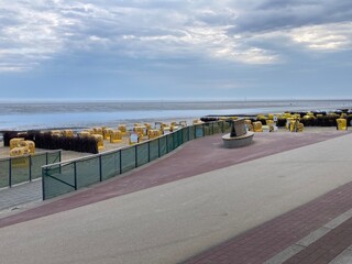 Strandpromenade in Cuxhaven Duhnen an der Nordsee am frühen Morgen