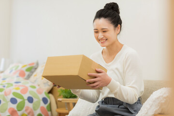 ダンボールを持つ女性