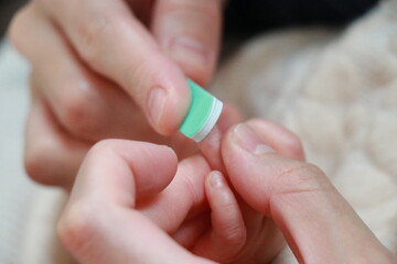 赤ちゃんの爪の手入れをする母親