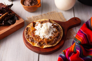 Tostada de Tinga de Res. Typical Mexican dish prepared mainly with shredded beef, onion and dried chilies. It is customary to serve it on corn tortilla tostadas.