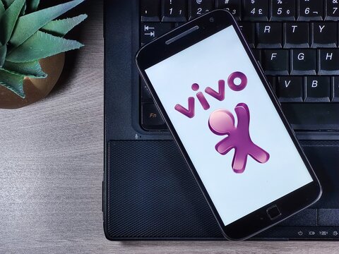 Operator Vivo logo on the smartphone screen. Vivo is a trademark of Telefônica Brasil and a fixed telephony concessionaire.