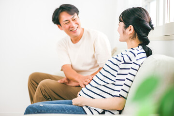 妊婦のお腹を触る男性（家族・パパ）
