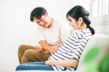 妊婦のお腹を触る男性（胎動・赤ちゃん）
