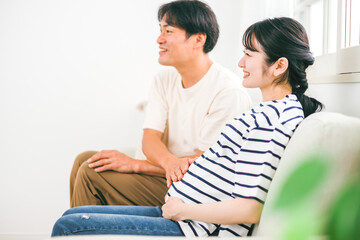 妊婦のお腹を触る男性（家族・パパ）
