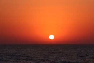 水平線に沈む夕日
