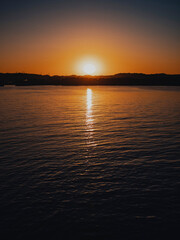 Obraz premium Golden sunset reflecting on sparkling ocean waves, calm evening seascape
