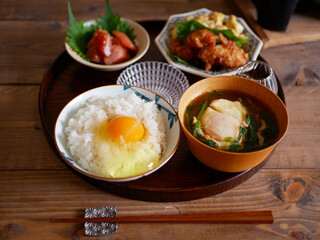 卵かけご飯のある食卓