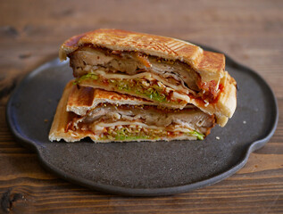 大判唐揚げのホットサンド