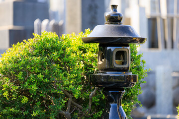 日本の墓地の石灯籠