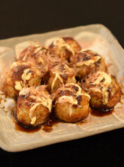 皿に載せたタコ焼き、たこ焼き