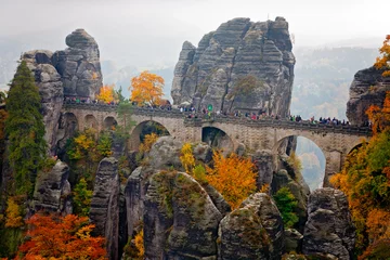 Papier Peint photo Le pont de la Bastei Herbst in der Sächsischen Schweiz, Deutschland