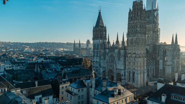 Photo a&eacute;rienne de la cath&eacute;drale de Rouen, prise un matin 