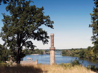 Rund um Berliner und Postdamer Seen. Dampfmaschinenhaus und Glienicker Brücke am Ufer zwischen Griebnitzsee und Glienicker Lake