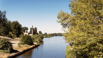 Fototapeta na wymiar Rund um Berliner und Postdamer Seen. Ansicht des Dampfmaschinenhauses am Ufer des Kanals zwischen Griebnitzsee und Glienicker Lake